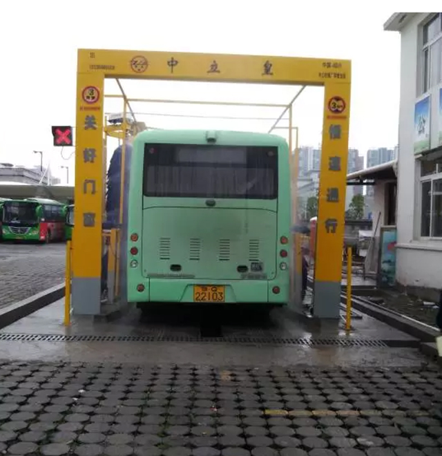 利川利民公交自動洗車機正式投入使用